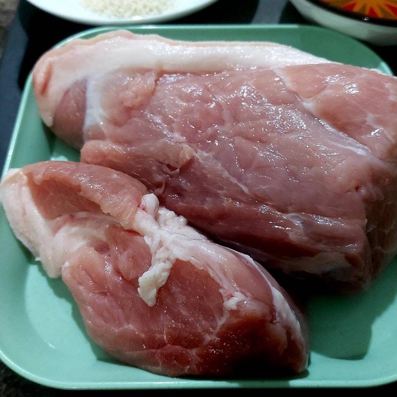 Lá lốt xấu được thái nhỏ để trộn vào nhân thịt cuốn