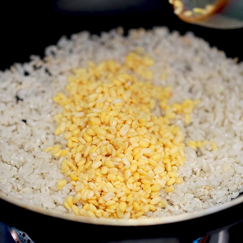 Làm hỗn hợp muối rang từ nếp và đậu xanh