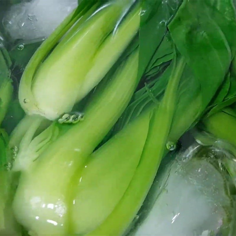 Làm lạnh cải chíp sau khi luộc để giữ độ giòn