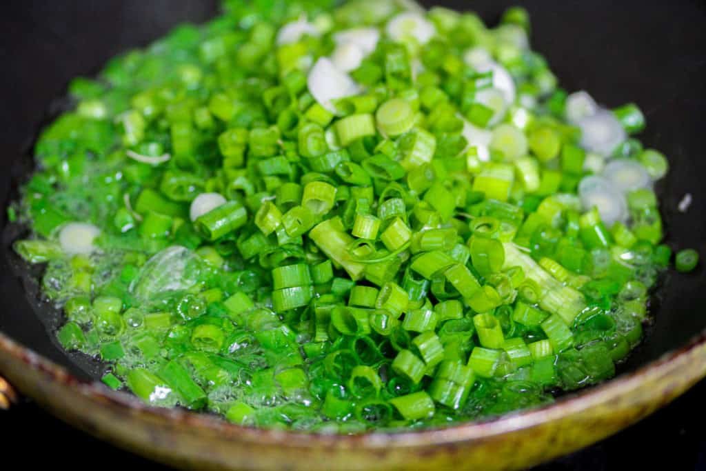 Làm mỡ hành thơm cho xôi sắn