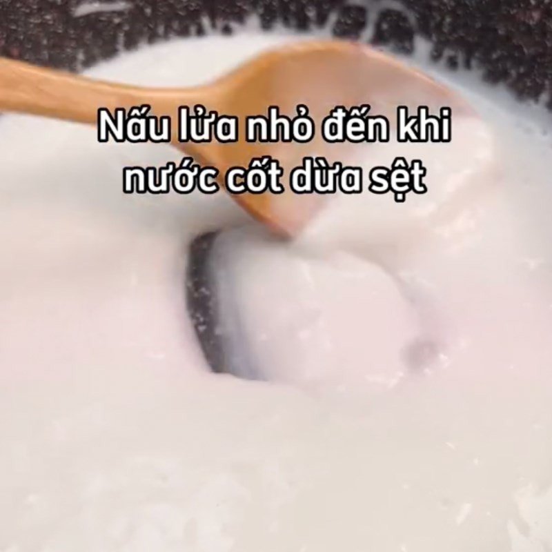 Làm nước cốt dừa sánh mịn ăn kèm bánh bắp hấp