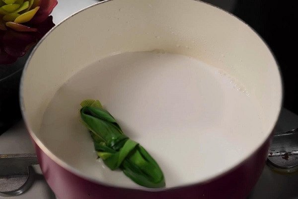 Làm nước cốt dừa sánh mịn cho món chè đậu đen mau mềm thêm béo ngậy.