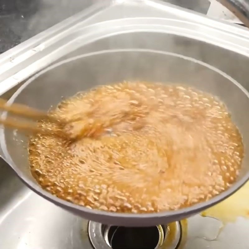 Làm nước màu cánh gián từ đường để tạo màu sắc hấp dẫn cho món thịt kho tàu miền Bắc