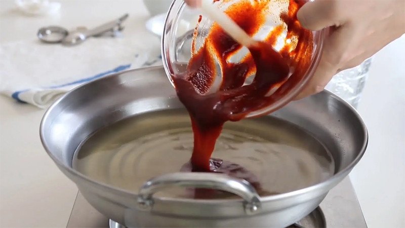 Làm nước sốt Tokbokki cay chuẩn vị