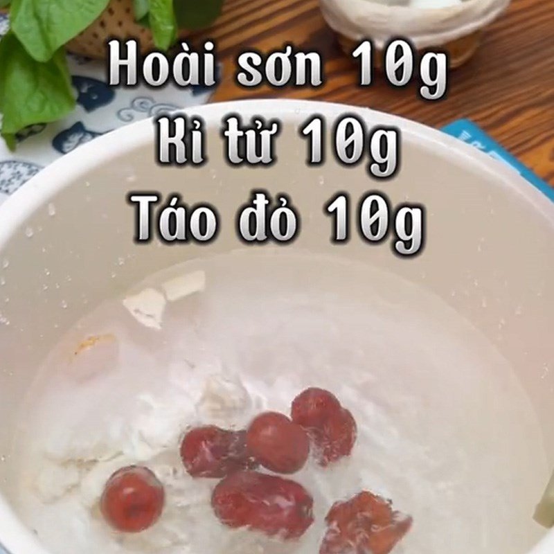 Làm nước um với các vị thuốc bắc cho canh bầu trứng vịt lộn