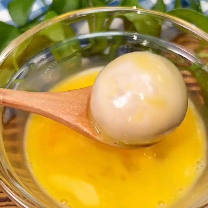 Lăn bánh khoai môn qua trứng gà và bột chiên xù