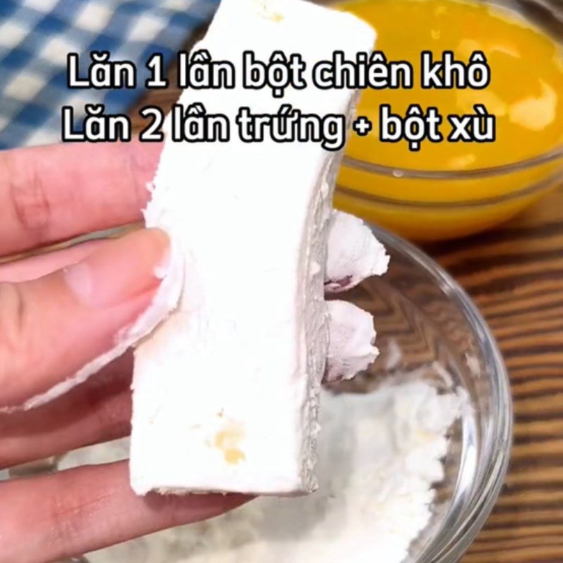 lăn bánh sữa chiên qua bột và trứng