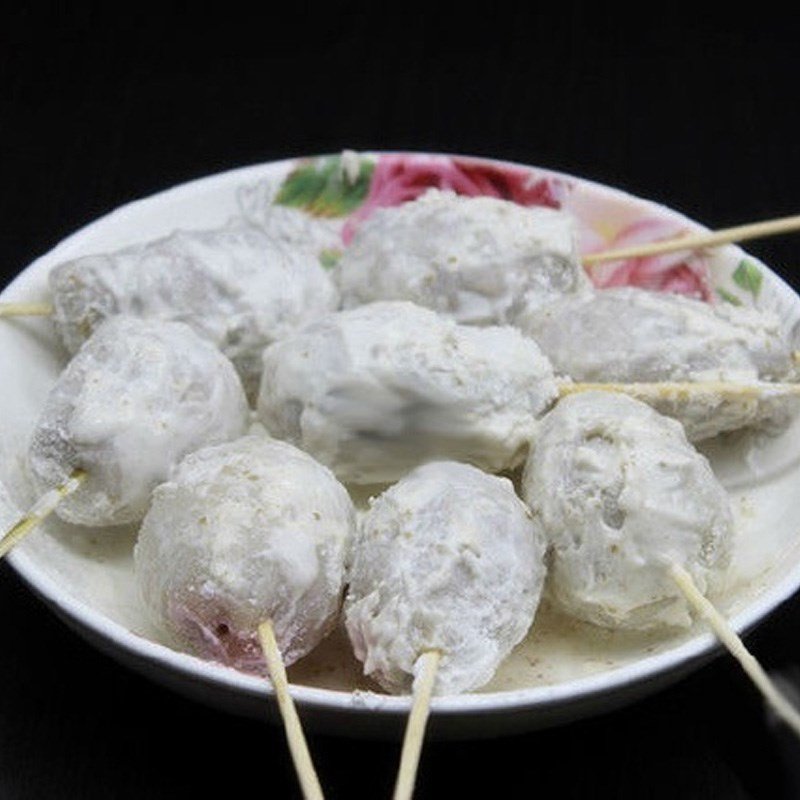 Lăn bột cho bánh khoai môn chiên xiên que
