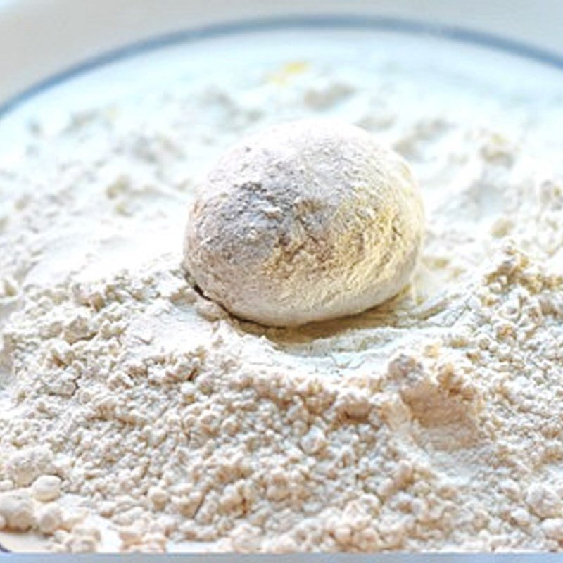 Lăn bột và chiên bánh khoai môn nhân trứng muối