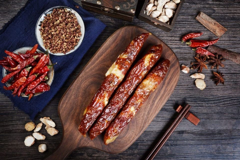 Lạp xưởng cắt lát kèm rau xanh và các món ăn lành mạnh