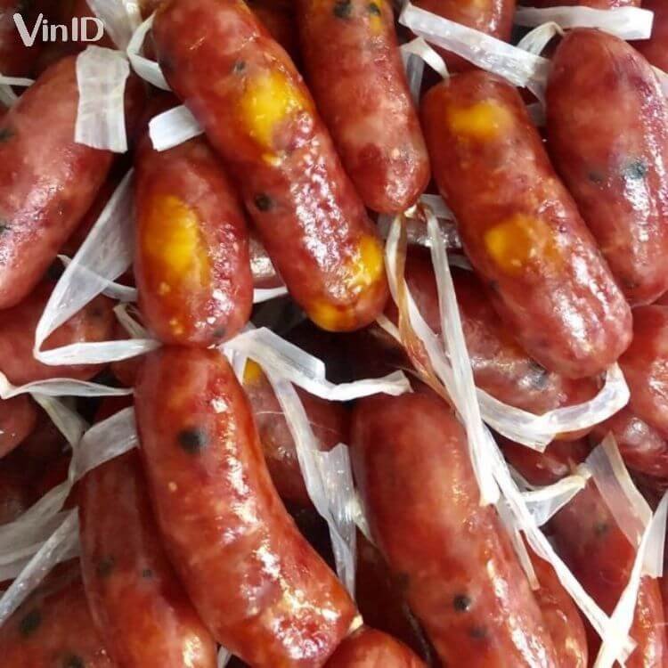 Lạp xưởng trứng muối nên luộc hoặc chiên nước sẽ ít gây béo hơn