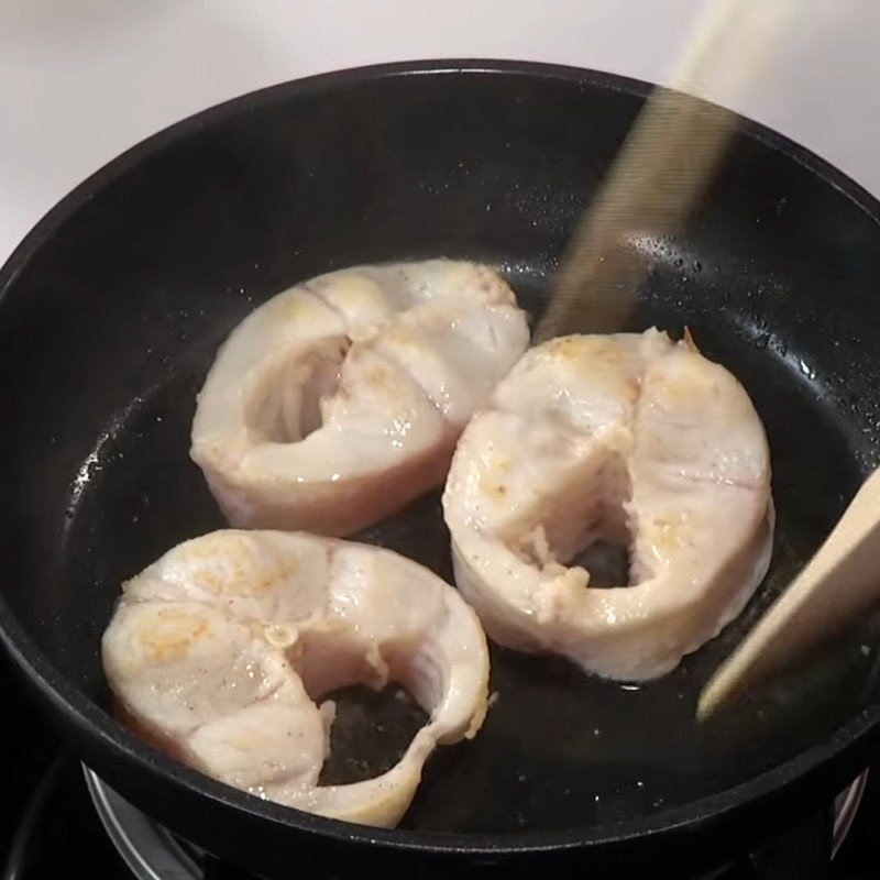 Lật đều cá chuối để chiên vàng hai mặt