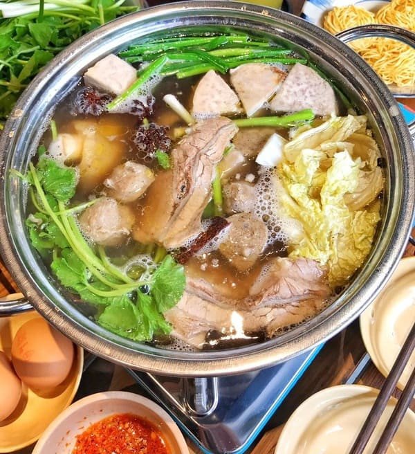 Lẩu bò khoai môn đầy đủ topping và rau ăn kèm hấp dẫn