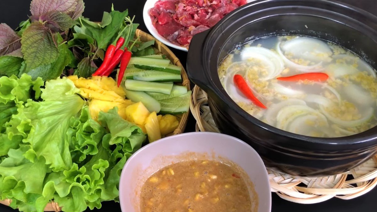 Lẩu bò nhúng mẻ với nước mẻ ngon đậm đà, hấp dẫn cho bữa ăn gia đình