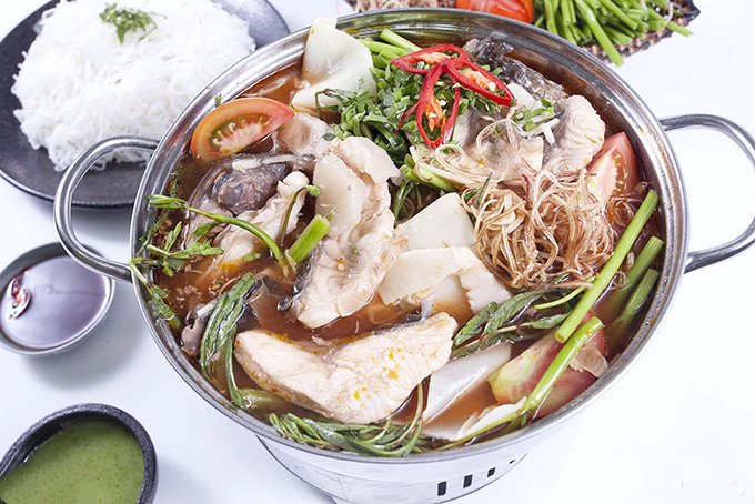 Lẩu cá bớp lá giang với hải sản tươi ngon