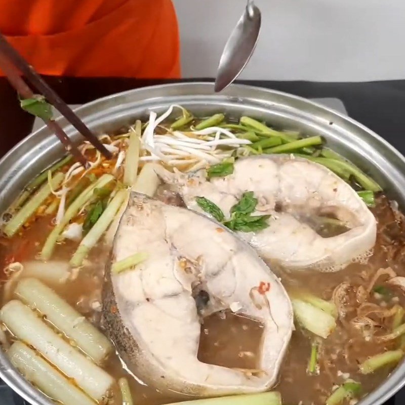 Lẩu cá bớp ngon hoàn thành với rau ăn kèm
