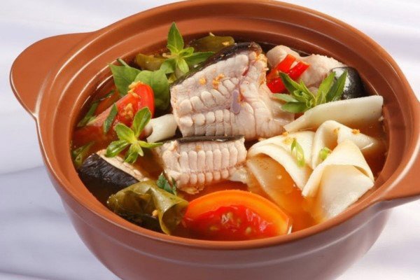 Lẩu cá đuối măng chua lá giang thơm nức mũi, ăn cùng với bún rất ngon