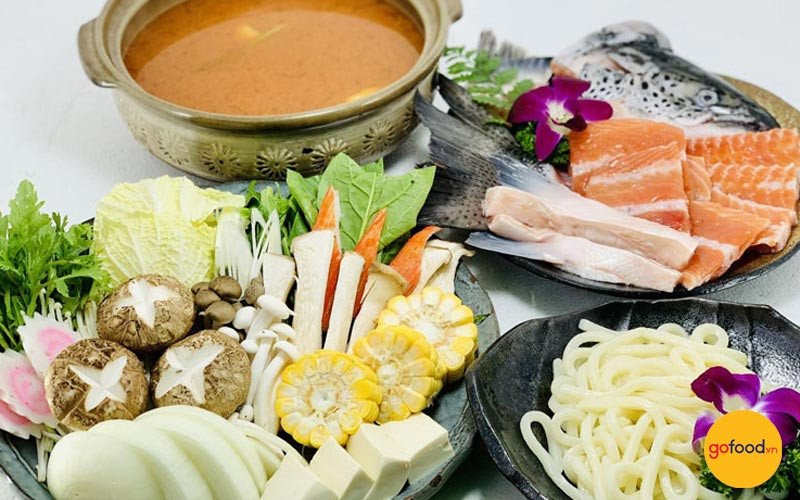 Lẩu cá hồi kiểu Nhật với đa dạng hải sản và rau củ tươi