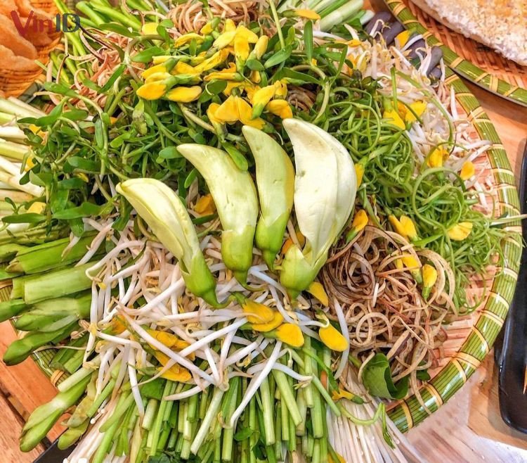 Lẩu cá lăng nấu mẻ với rau tươi