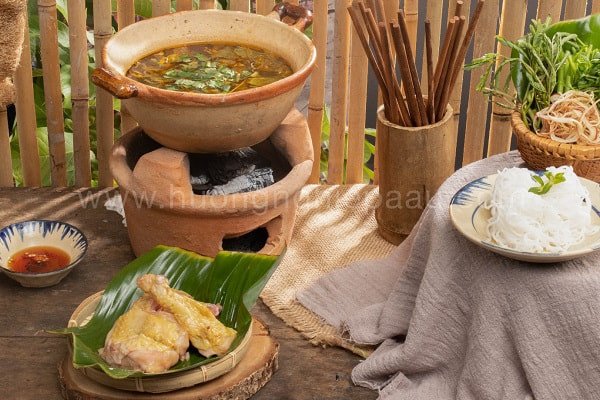 Lẩu canh chua lá giang gà ăn kèm rau tươi