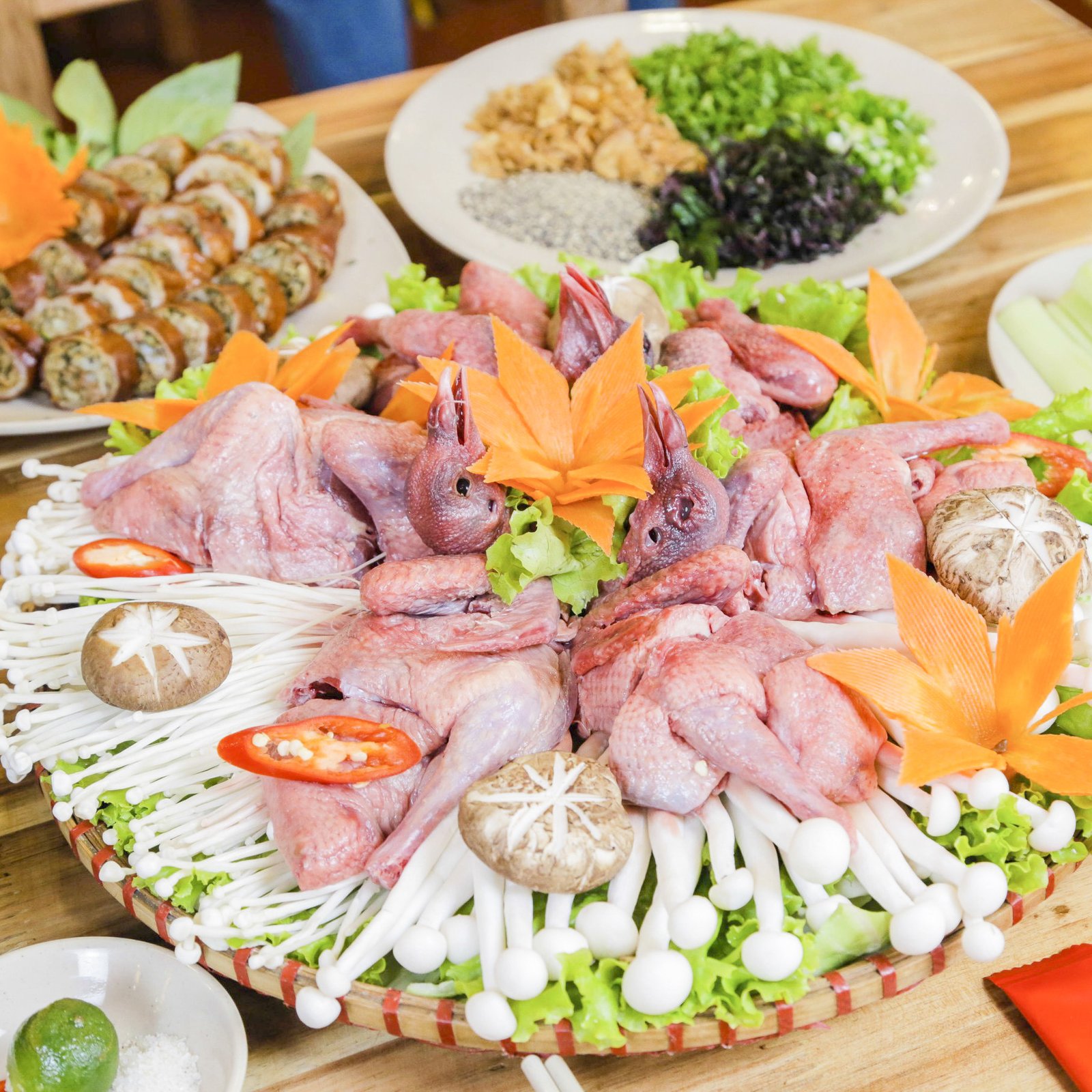 Lẩu cháo chim bồ câu nóng hổi với rau ăn kèm