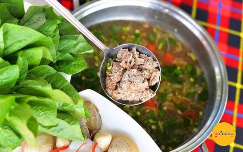lẩu cua đồng miền Tây với rau ăn kèm đa dạng