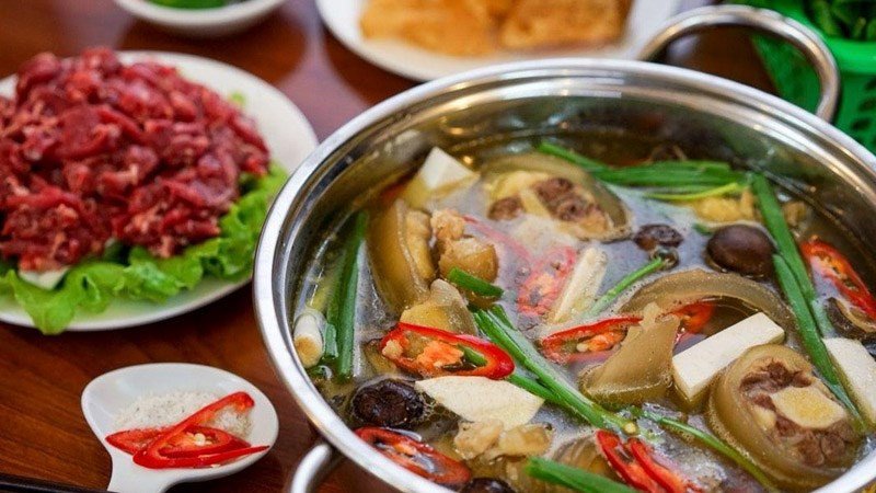Lẩu đuôi bò khoai môn nóng hổi, thơm lừng, là một cách nấu đuôi bò ngon miệng