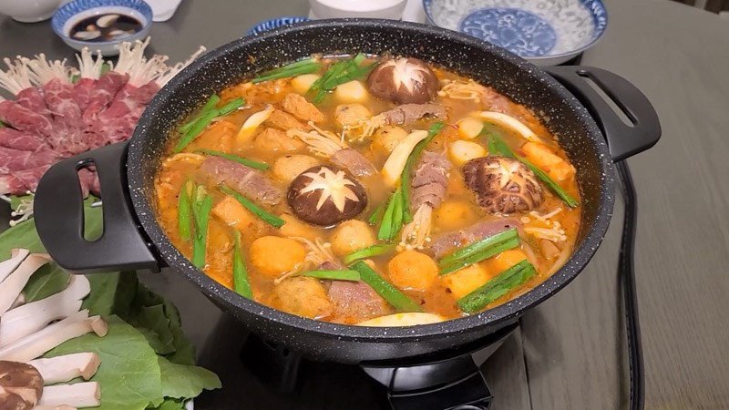 Lẩu đuôi bò kim chi chua cay, hấp dẫn cho bữa tiệc