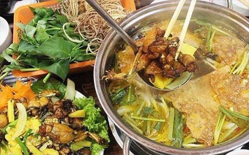 Lẩu ếch Thái ăn kèm bún và rau sống thơm ngon