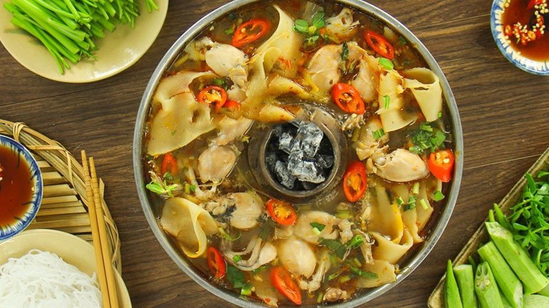 Cách Nấu Lẩu Ếch Thái Chuẩn Vị Thơm Ngon Đậm Đà Lẩu ếch Thái chua cay nghi ngút khói, hấp dẫn