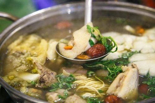 Lẩu gà thuốc bắc ấm nóng bồi bổ cơ thể