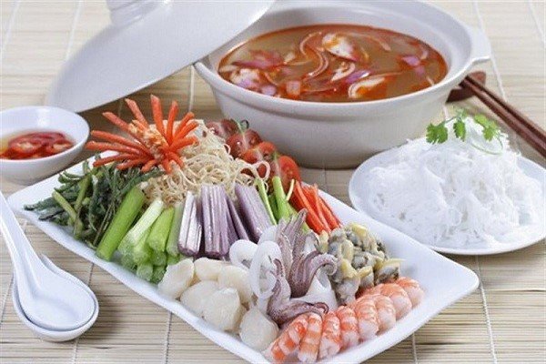 lẩu hải sản chua cay đậm đà với nhiều loại hải sản và rau