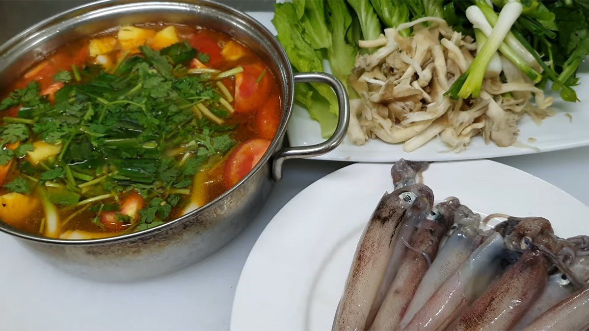 Lẩu mực tươi Đại Lãnh nóng hổi, thơm ngon hấp dẫn với nhiều loại rau ăn kèm