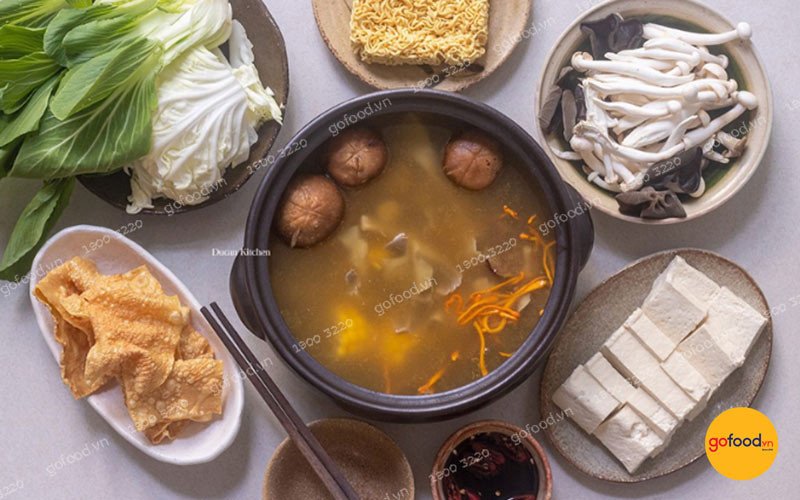 Lẩu nấm chay thập cẩm đa dạng sắc màu, đầy đủ dinh dưỡng cho bữa ăn gia đình