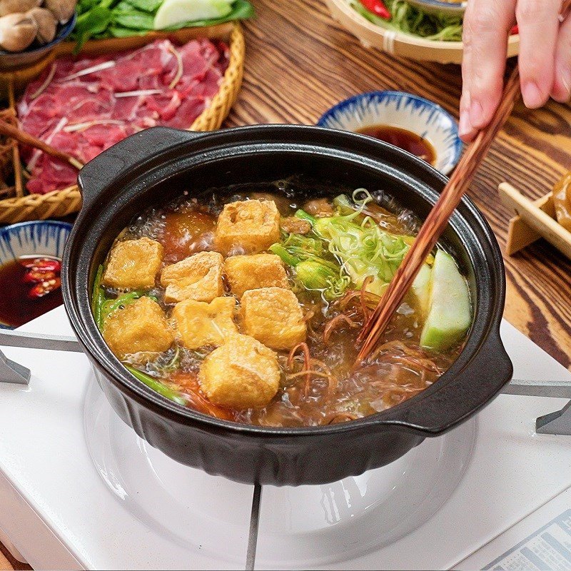 Lẩu riêu cua bắp bò đang được nhúng với rau và đậu hũ