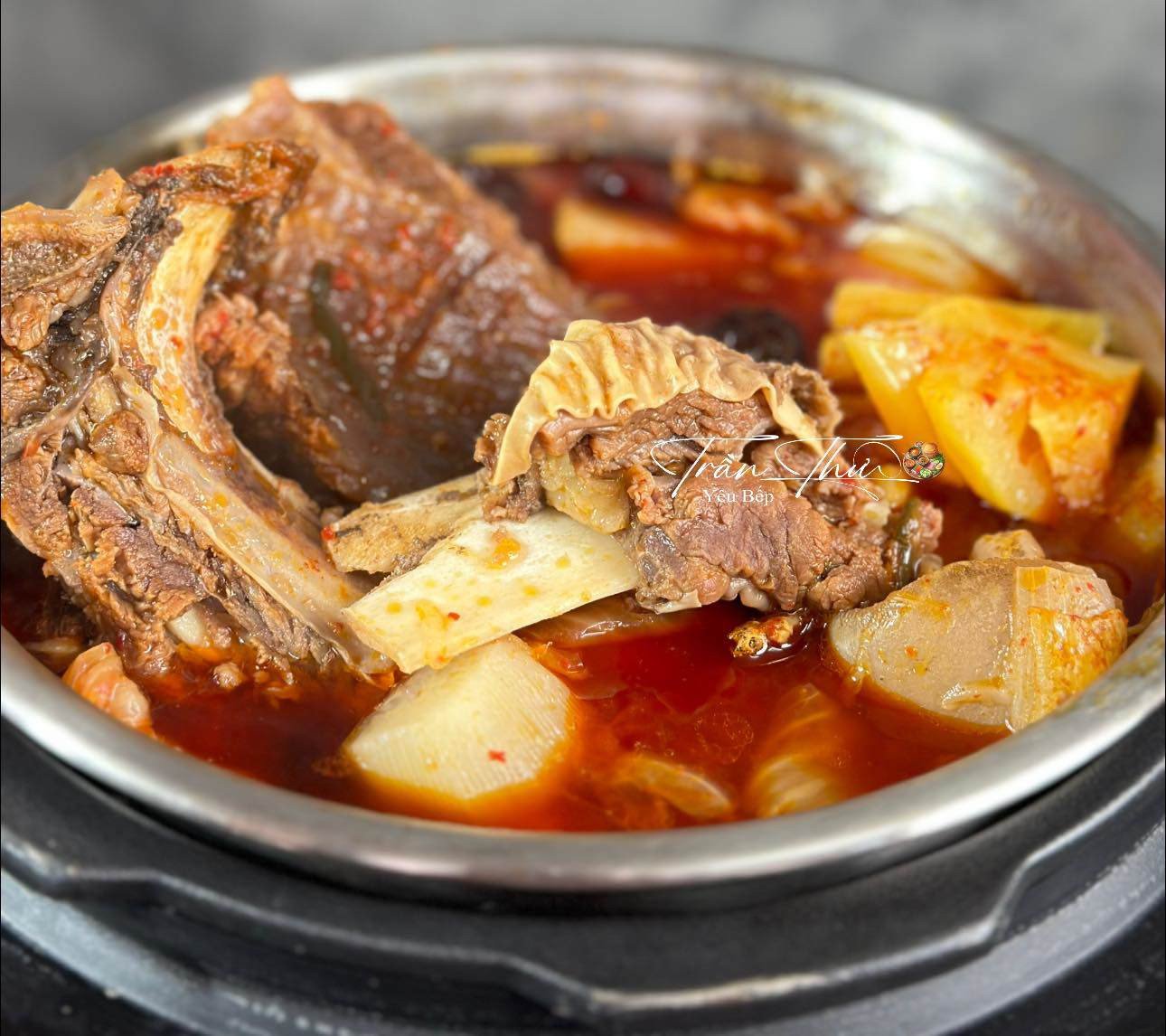 Lẩu sườn bò kim chi nóng hổi ăn kèm rau và nấm