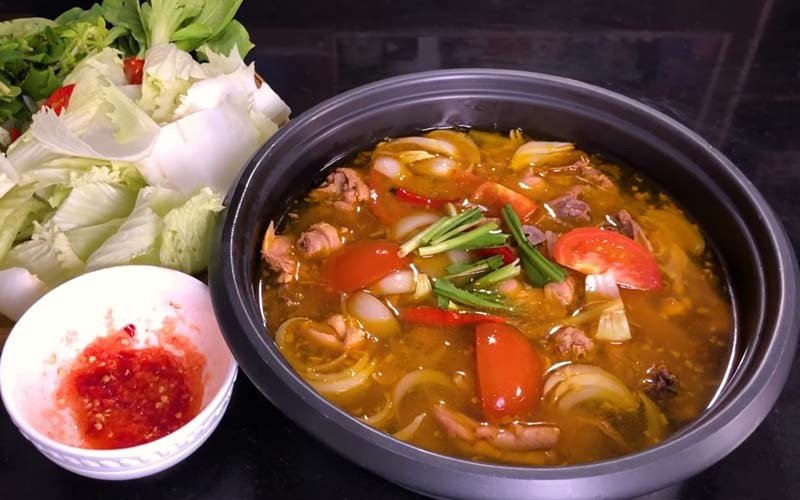 Lẩu vịt chua cay thơm ngon nóng hổi, mời gọi