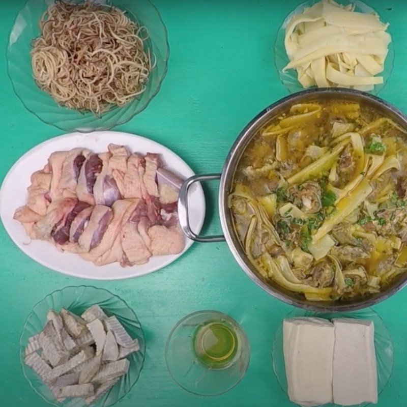 Lẩu vịt măng tươi với rau ăn kèm thơm ngon