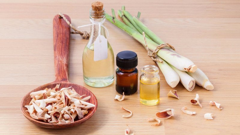 Lọ tinh dầu sả vàng óng tỏa hương thơm tự nhiên, biểu tượng của lợi ích sức khỏe