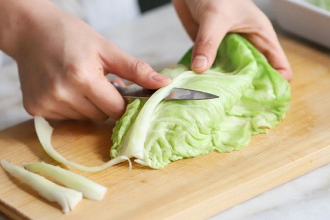 Loại bỏ phần cọng cứng của lá bắp cải giúp cuộn thịt dễ dàng hơn
