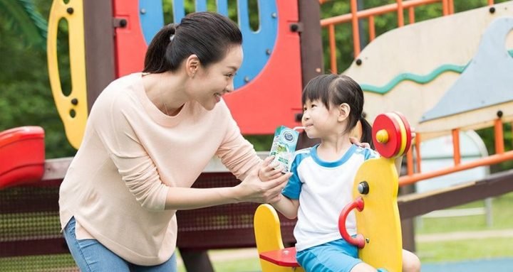 Lốc 4 hộp sữa tươi Dutch Lady có đường 180ml, minh họa hàm lượng calo và dinh dưỡng