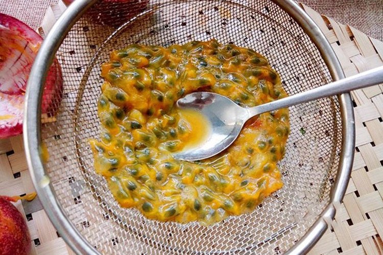 Lọc chanh dây lấy nước cốt để làm siro chanh dây