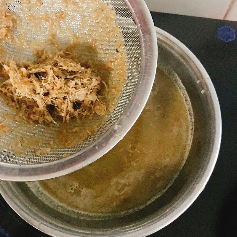 Lọc mắm cá linh để lấy nước cốt