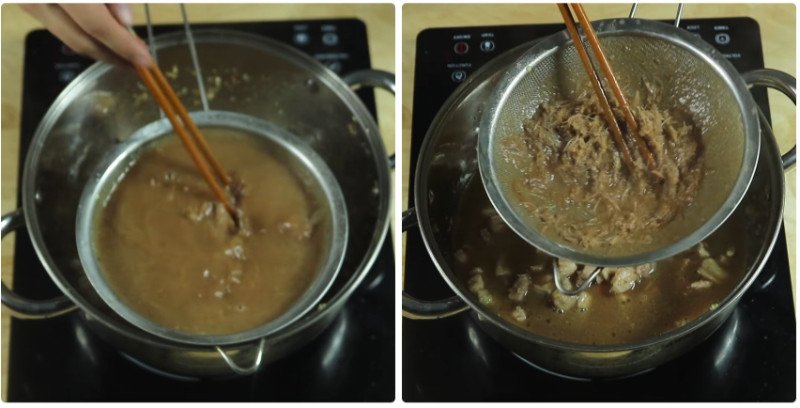 Lọc nước cốt mắm cá linh vào nồi thịt xào để hoàn thiện nước lẩu