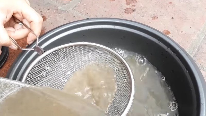 Lọc nước cua xay qua rây để có nước dùng trong