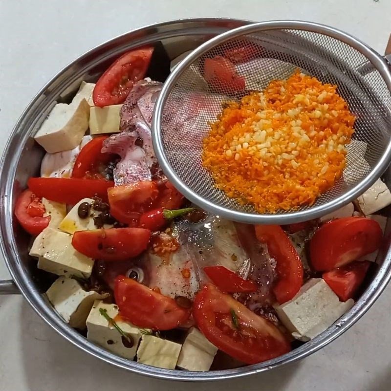 Lọc nước mẻ qua rây cho món cá mè