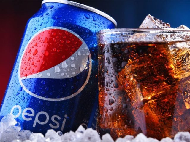 Logo Pepsi nổi bật trên nền xanh, biểu tượng của thức uống giải khát toàn cầu, giải đáp Pepsi bao nhiêu calo.