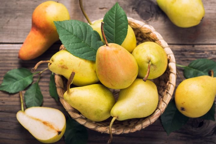 Nước Ép Lê Bao Nhiêu Calo? Lợi Ích Sức Khỏe & Cách Uống Hiệu Quả Lợi ích của nước ép lê đối với sức khỏe, giúp tăng cường dinh dưỡng và cung cấp vitamin.