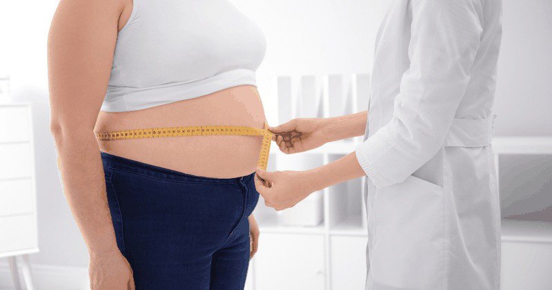Lon nước bò húc và thước dây thể hiện mối liên hệ giữa nước bò húc bao nhiêu calo và vấn đề cân nặng