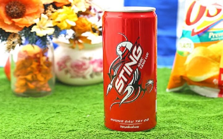 Lon Sting dâu 330ml và lượng calo bên trong